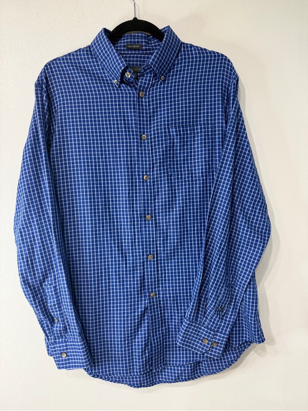 Van Heusen No Iron Mens Shirt Size M 15-15.5
Blue White Checkered Long Sleeve